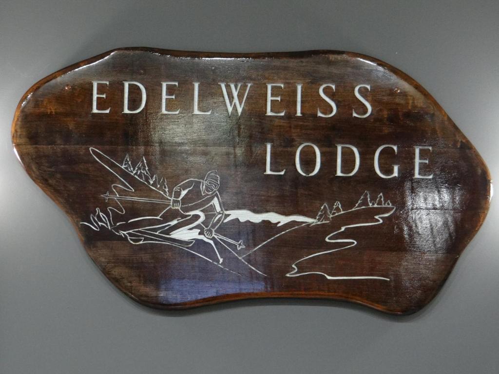埃利科特维尔雪绒花滑雪小屋旅馆的显示证据的标志,附着一个人的照片