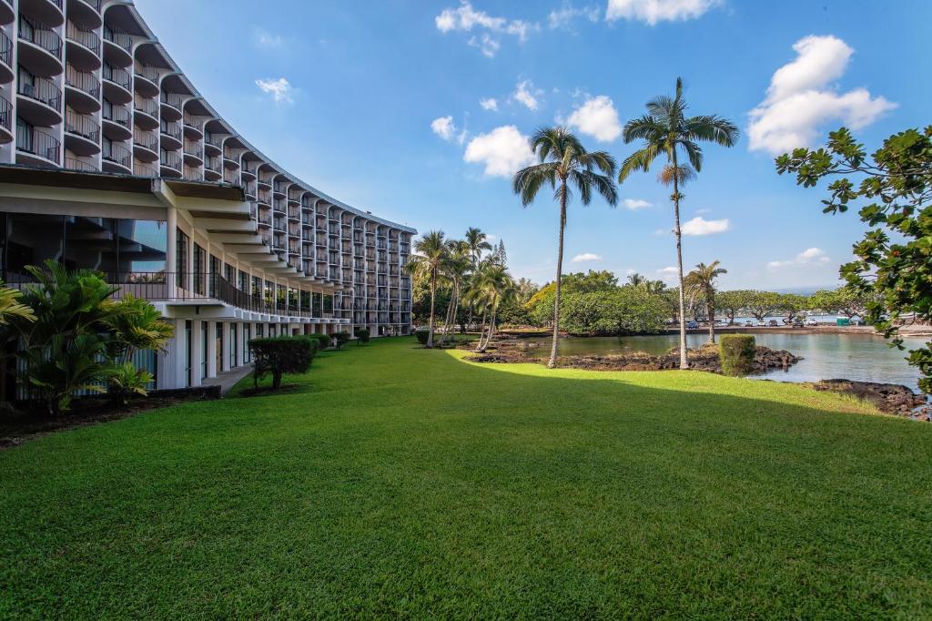 Hilo Hawaiian Hotel, Trademark Collection by Wyndham外面的花园