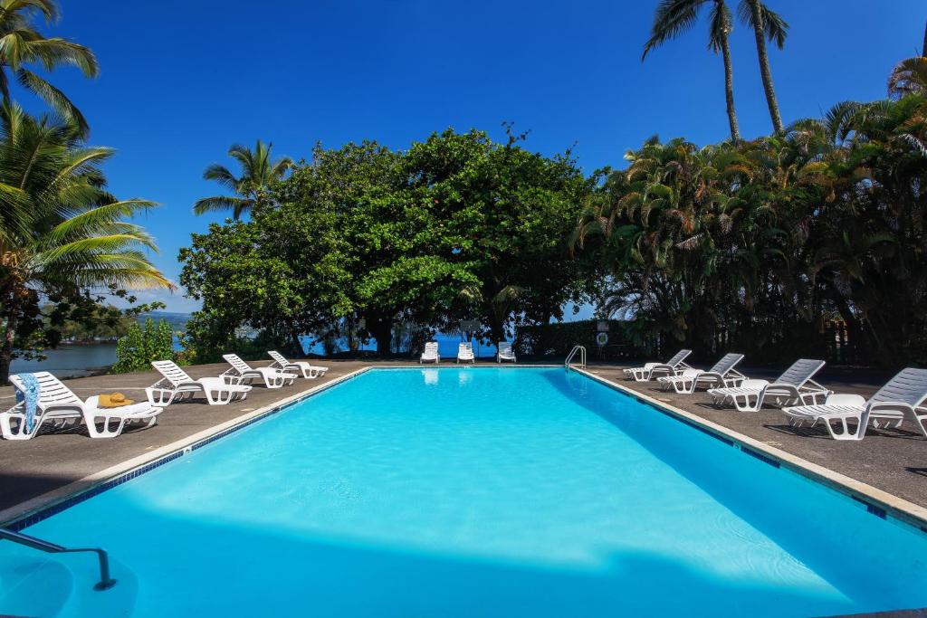 Hilo Hawaiian Hotel, Trademark Collection by Wyndham内部或周边的泳池