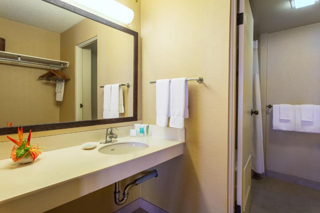 Hilo Hawaiian Hotel, Trademark Collection by Wyndham的一间浴室