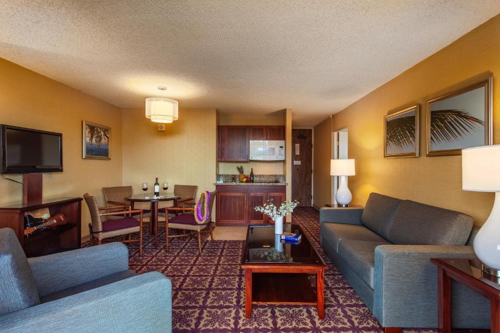 Hilo Hawaiian Hotel, Trademark Collection by Wyndham的休息区
