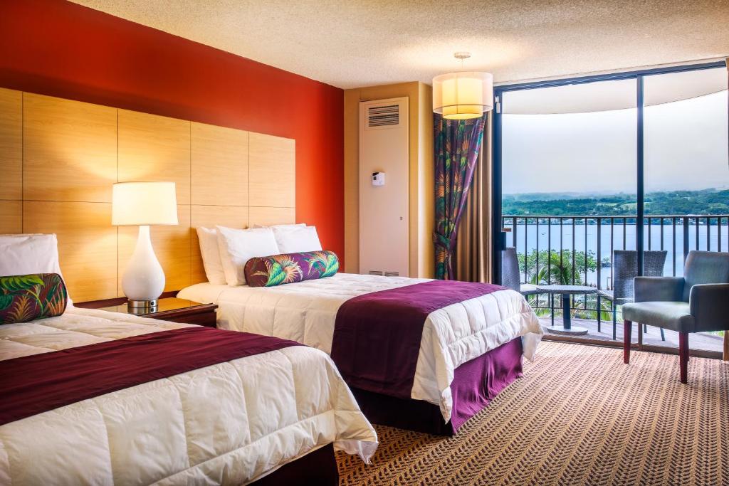Hilo Hawaiian Hotel, Trademark Collection by Wyndham客房内的一张或多张床位