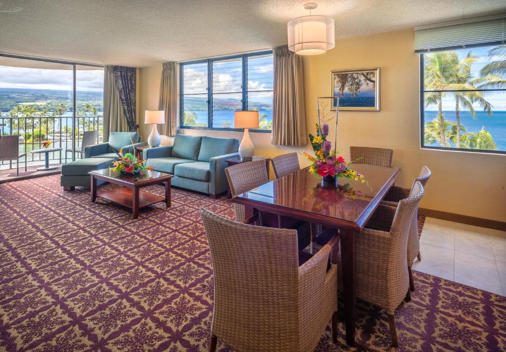 Hilo Hawaiian Hotel, Trademark Collection by Wyndham的休息区