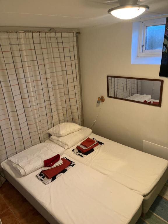 巴斯塔德3-rumslägenhet i villa med havsutsikt i Båstad Hindbärsvägen 22的带窗户的客房内设有两张单人床。