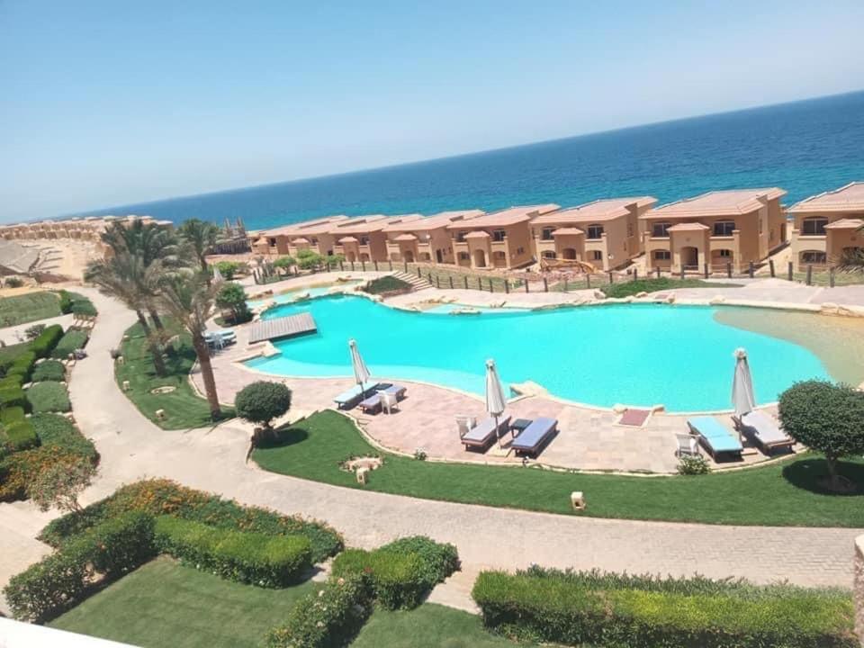艾因苏赫纳Villa Telal Ain Sokhna的享有带游泳池的度假村的空中景致