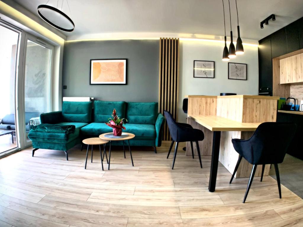 奥尔什丁Loftowe UkieLove的客厅配有绿色沙发和桌子