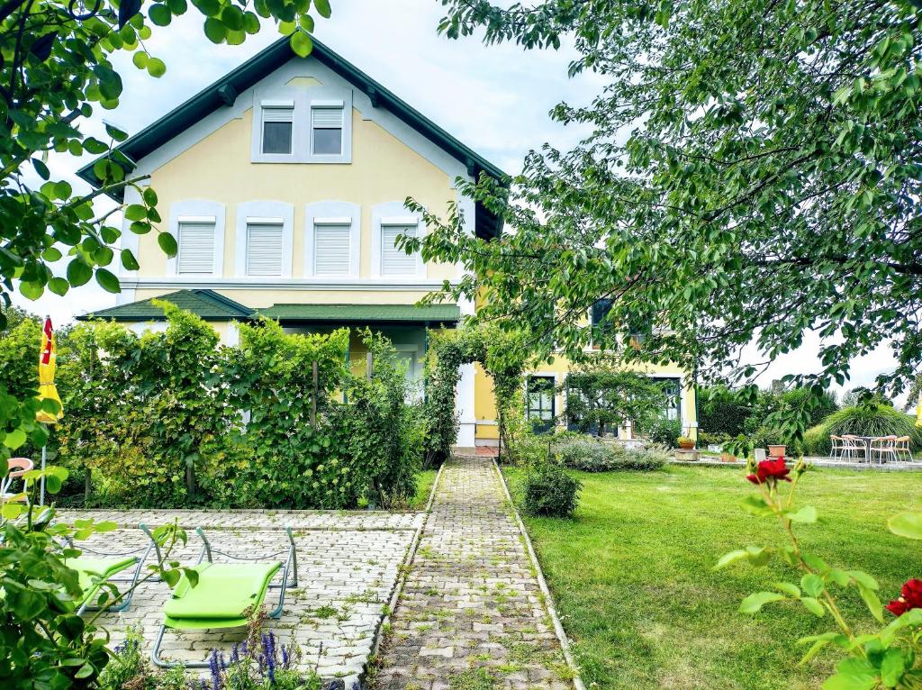 路茨曼贝格Das Sonnengleis的院子前有砖砌走道的房子
