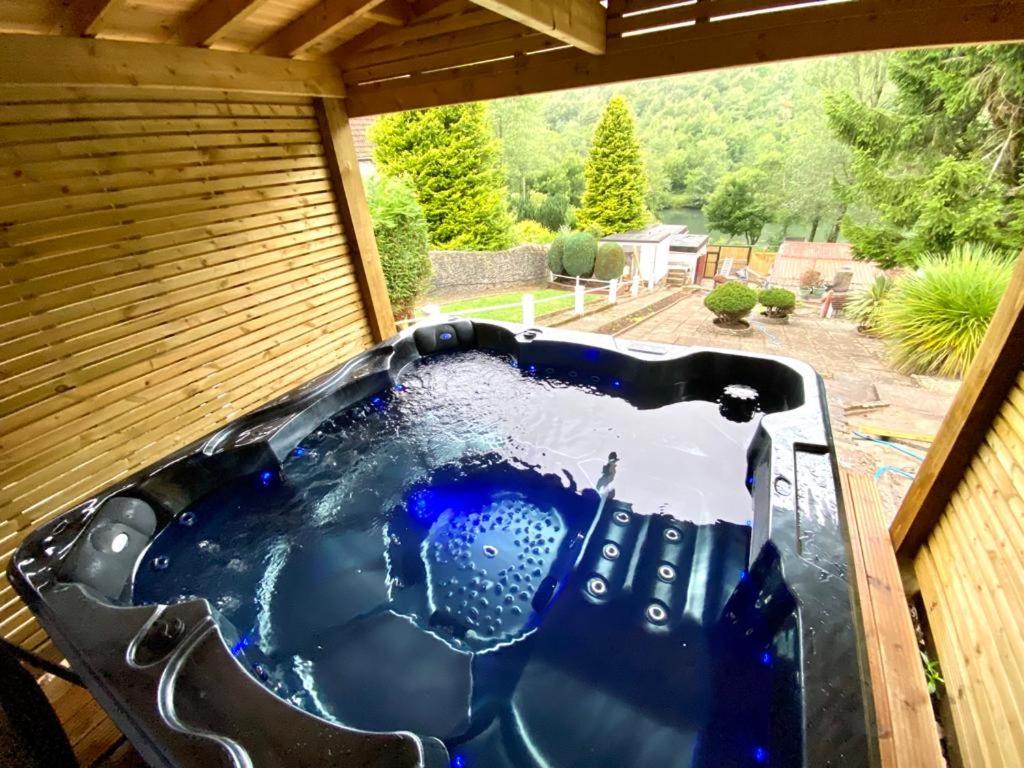 AbertilleryLakeside View With Hot Tub的后院的热水浴池,享有美景