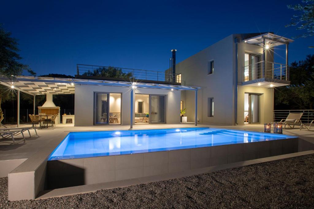 尼基亚娜villa-agrielia的夜间在房子前面的游泳池