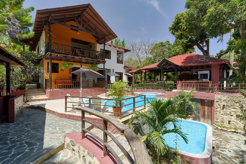 哈拉瓦科阿Villa Bayacanes con piscinas privadas的一座带游泳池和大楼的度假村