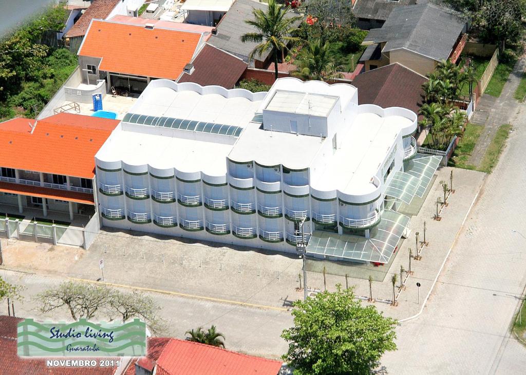 瓜拉图巴生活住宅一室公寓的享有白色屋顶建筑的顶部景色