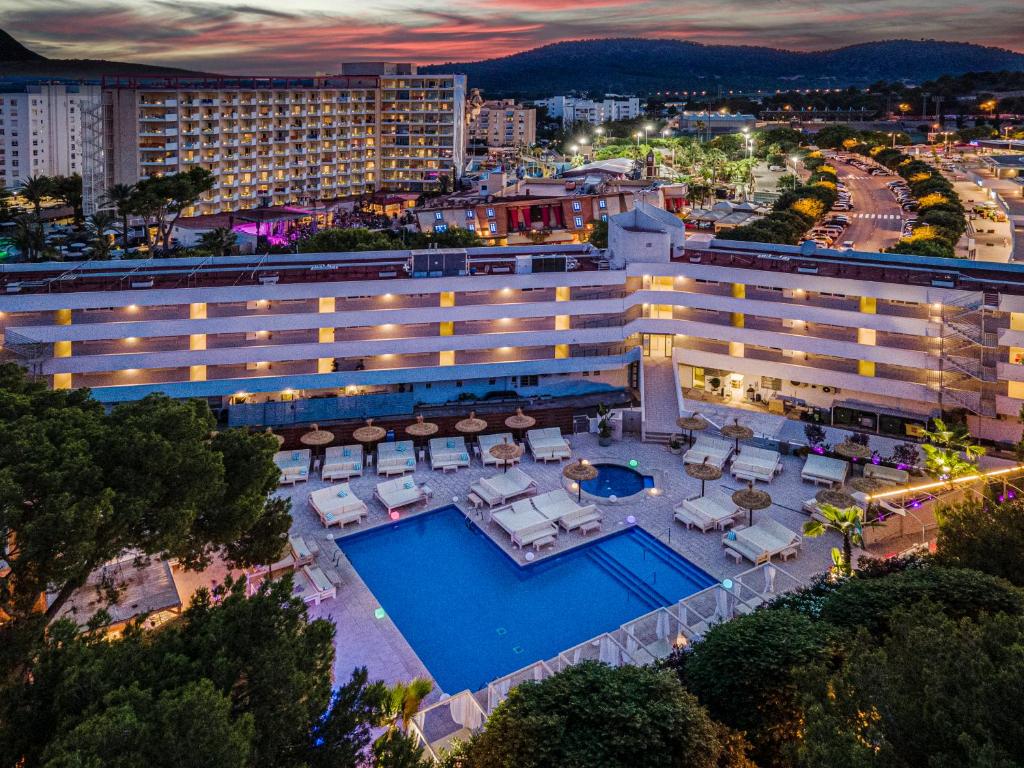 马盖鲁夫INN Mallorca Aparthotel的享有酒店空中美景,设有游泳池