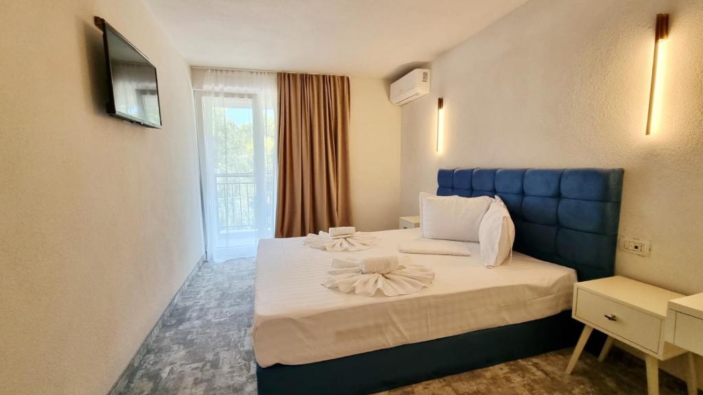 南埃福列Mojo Resort的酒店客房设有床和窗户。