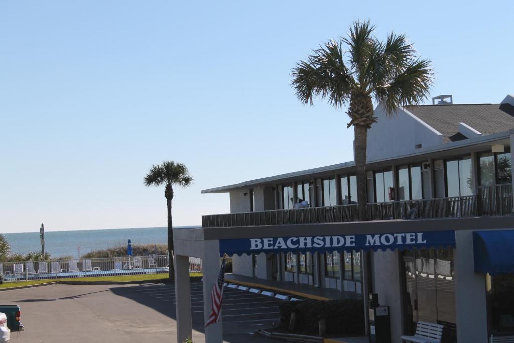 阿米莉亚岛阿米莉亚岛 - 海滨汽车旅馆的海滨汽车旅馆前面种有棕榈树