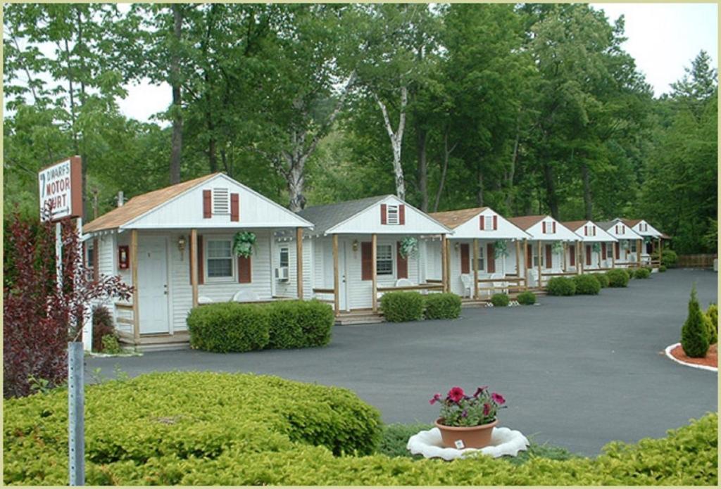 乔治湖七个小矮人小屋 - 白色小屋的停车场的一排房子