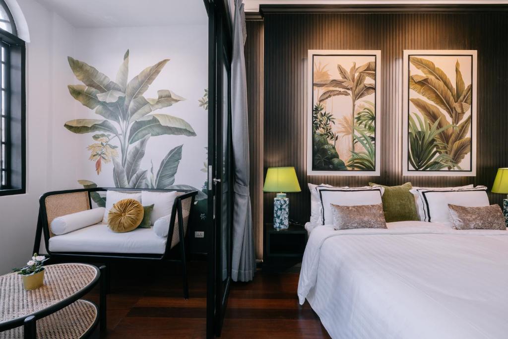 普吉镇BAAN 125 STAY Phuket的酒店客房,配有两张床和椅子