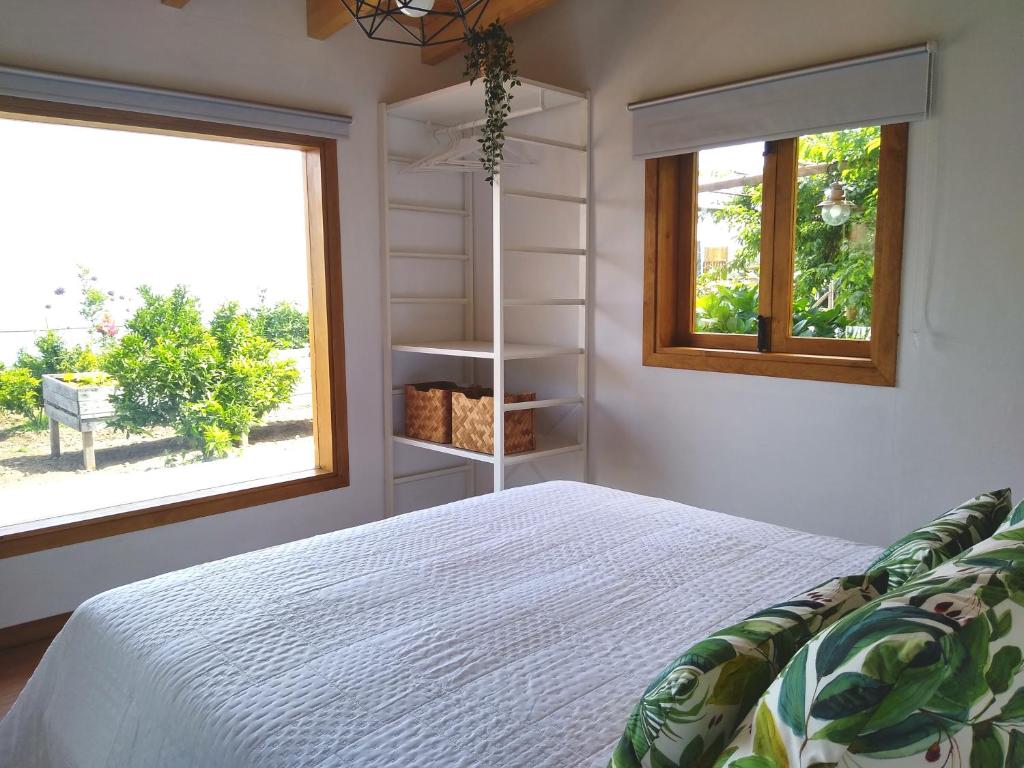 伊科德洛斯维诺斯Los Huertos Conect with the nature & relax的卧室配有白色的床和窗户。