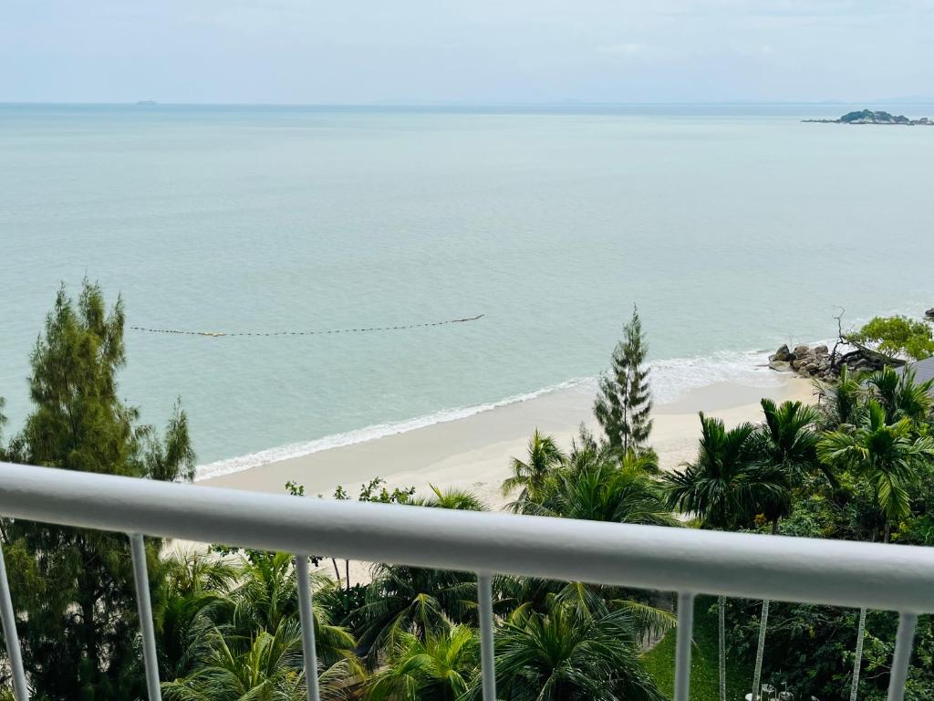 丹绒武雅Paradise by the Sea in Penang by Veron at Rainbow Paradise的阳台享有海滩美景。