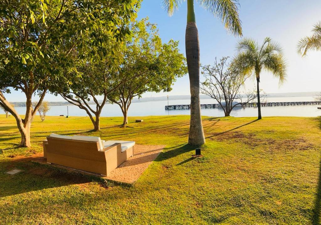 巴西利亚Life Resort - 2 quartos, 2 banheiros的棕榈树旁公园的长凳