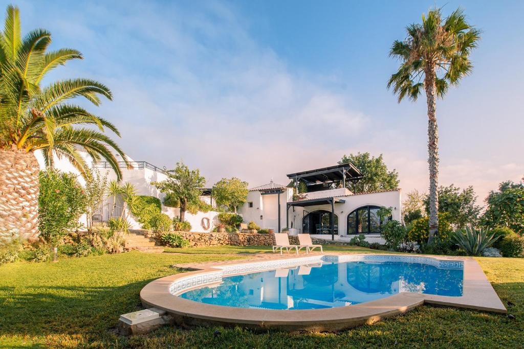 楼尔Suite Swimming Pool Quinta da Eira 140 years old的棕榈树屋前的游泳池