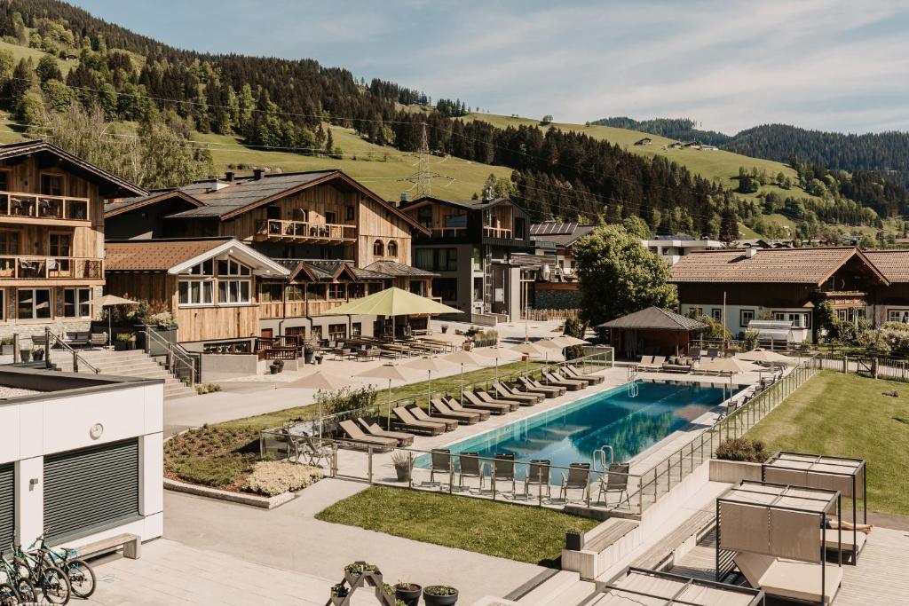 瓦格赖恩Hofgut Apartment & Lifestyle Resort Wagrain的享有带游泳池的度假村的空中景致