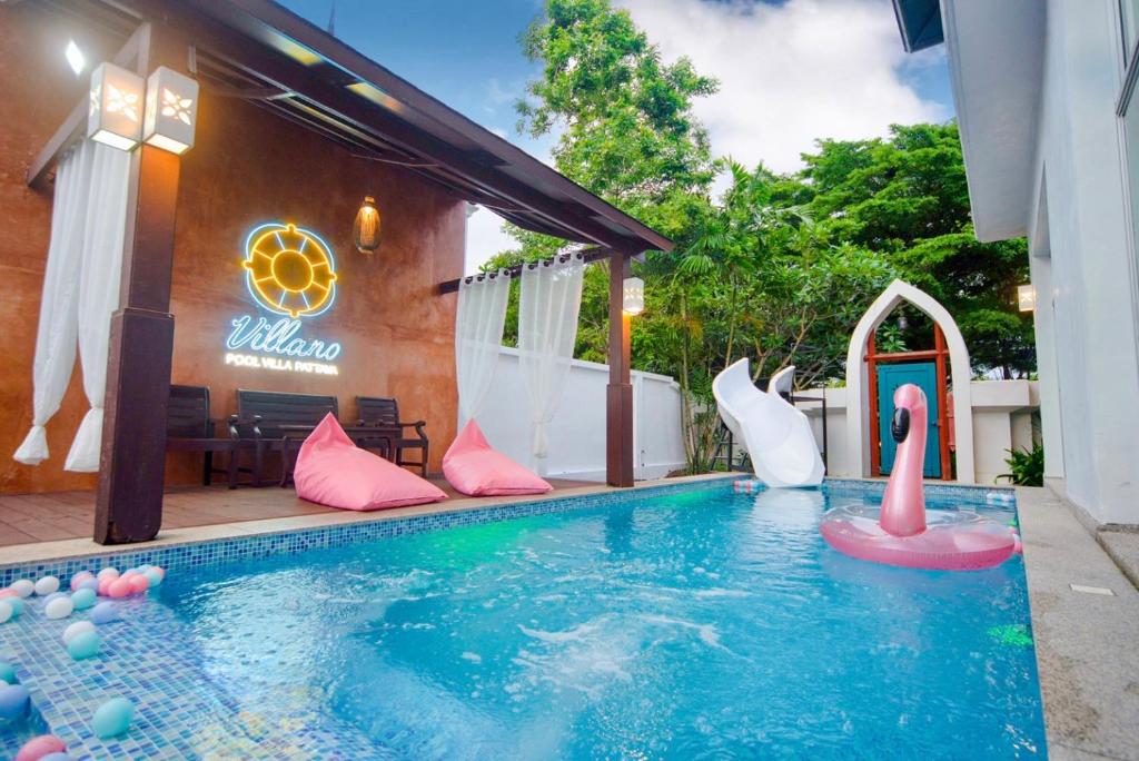 芭堤雅市中心Twenty Two Pool Villa的后院的游泳池,带有充气天鹅