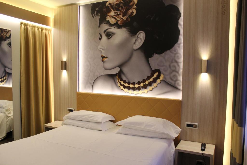 卡梅里卡梅利亚汽车旅馆的卧室墙上有一幅女人画