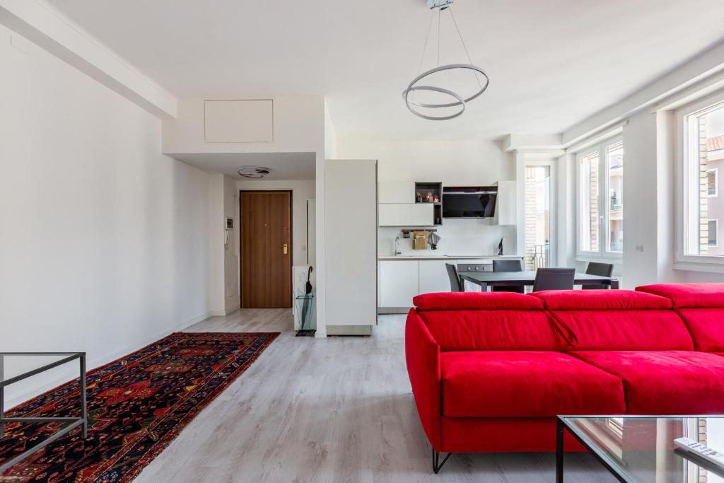 米兰Garibaldi & Gae Aulenti Modern Apt with Private Parking!的客厅配有红色的沙发和桌子