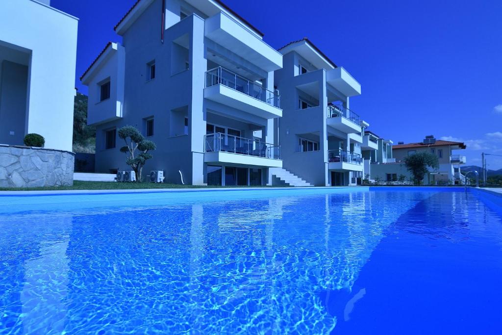 ElevtheraíEleonas View Suites的一座带游泳池的公寓大楼的图片