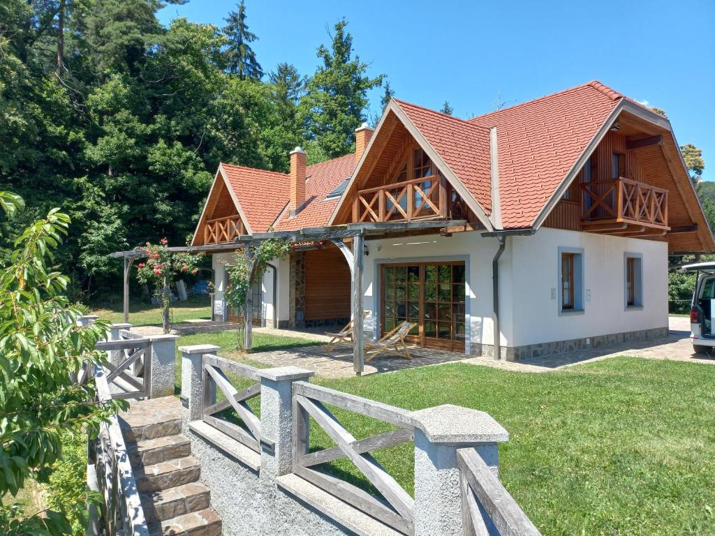 兹雷切Apartmaji Pri Handelčanih, Zreče的一座带木屋顶和围栏的房子