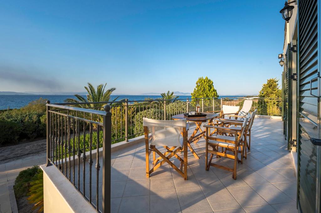 ÁyioiMARFAIA - Villa by the sea的一个带桌椅的海景阳台