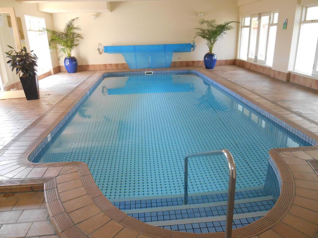 Old Reynella圣弗朗西斯酒厂酒店的大楼内的大型游泳池