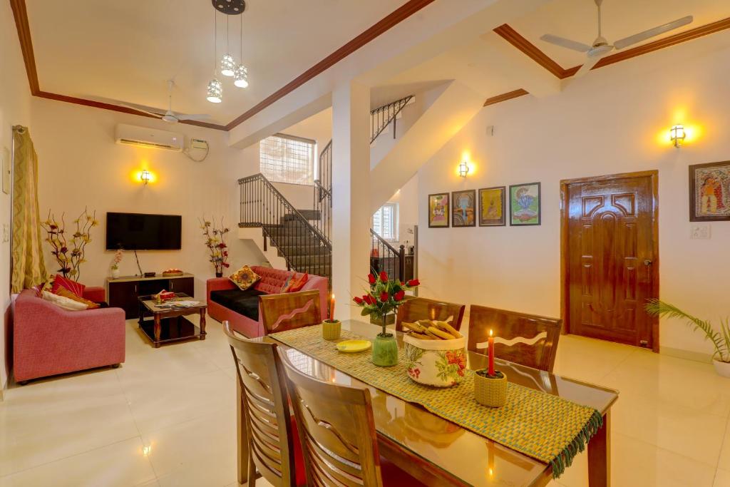 巴加Ludo Private Pool Villa, WiFi-Caretaker-Parking, North Goa的客厅配有桌椅
