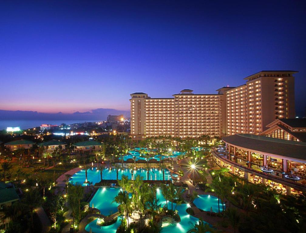 三亚三亚国光豪生度假酒店（网红泳池+免税城95折）的享有酒店夜间泳池的景色