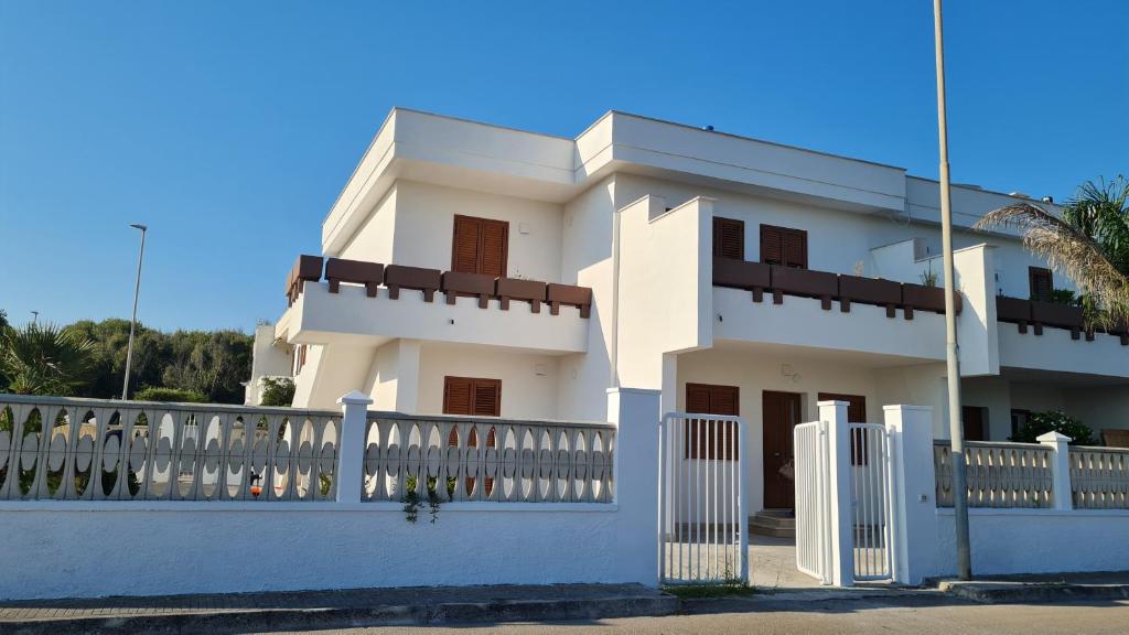 圣卡塔尔多Casa Vacanze Doria的前面有栅栏的白色房子