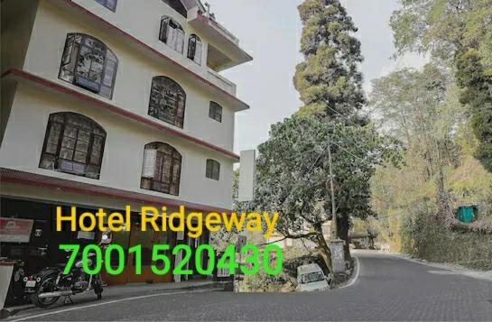 甘托克Hotel Ridgeway的停在前面的一座带摩托车的建筑