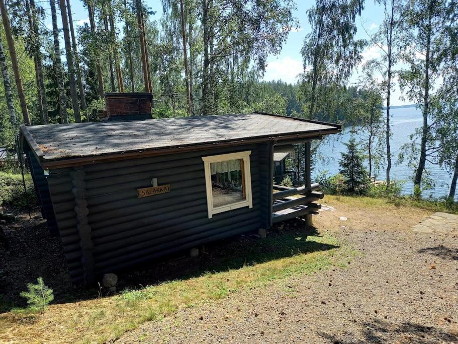 NieminenMökki Salakka Rääkkylä Pohjois-Karjala的湖边的小棚屋