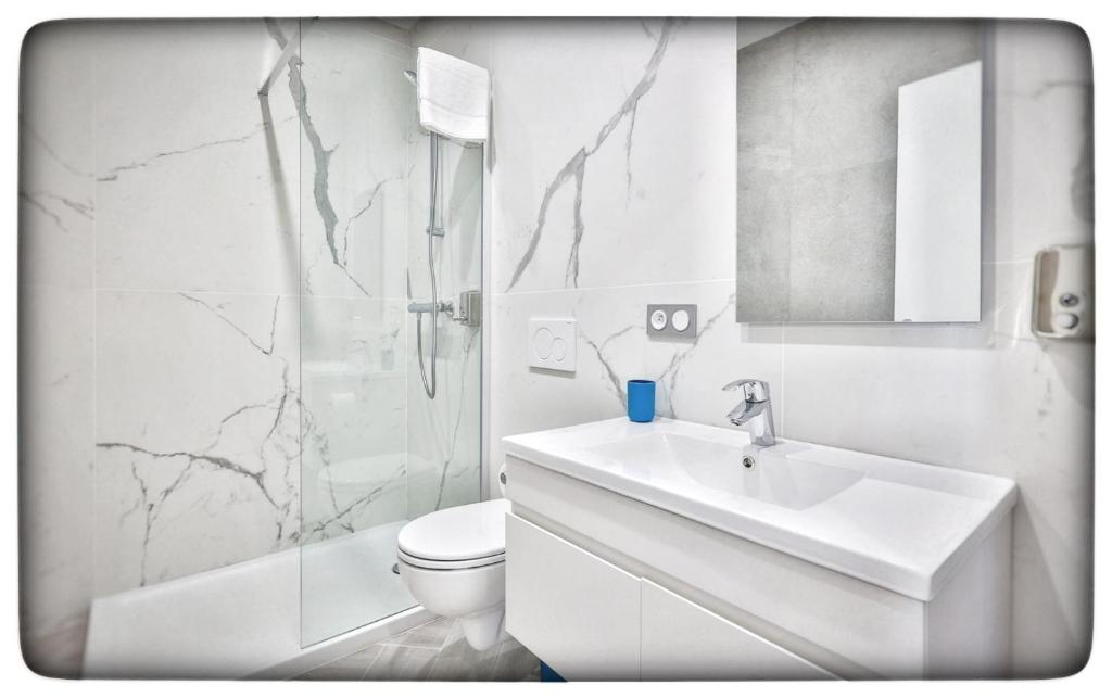 芒通Le Vallaya Suites & Spa的一间带水槽、卫生间和淋浴的浴室