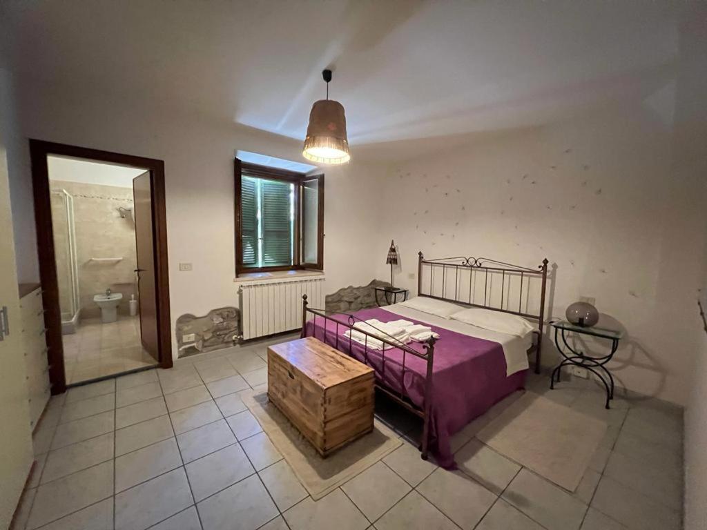 TorricellaLa casa di Anna的一间卧室配有一张床,浴室设有淋浴。