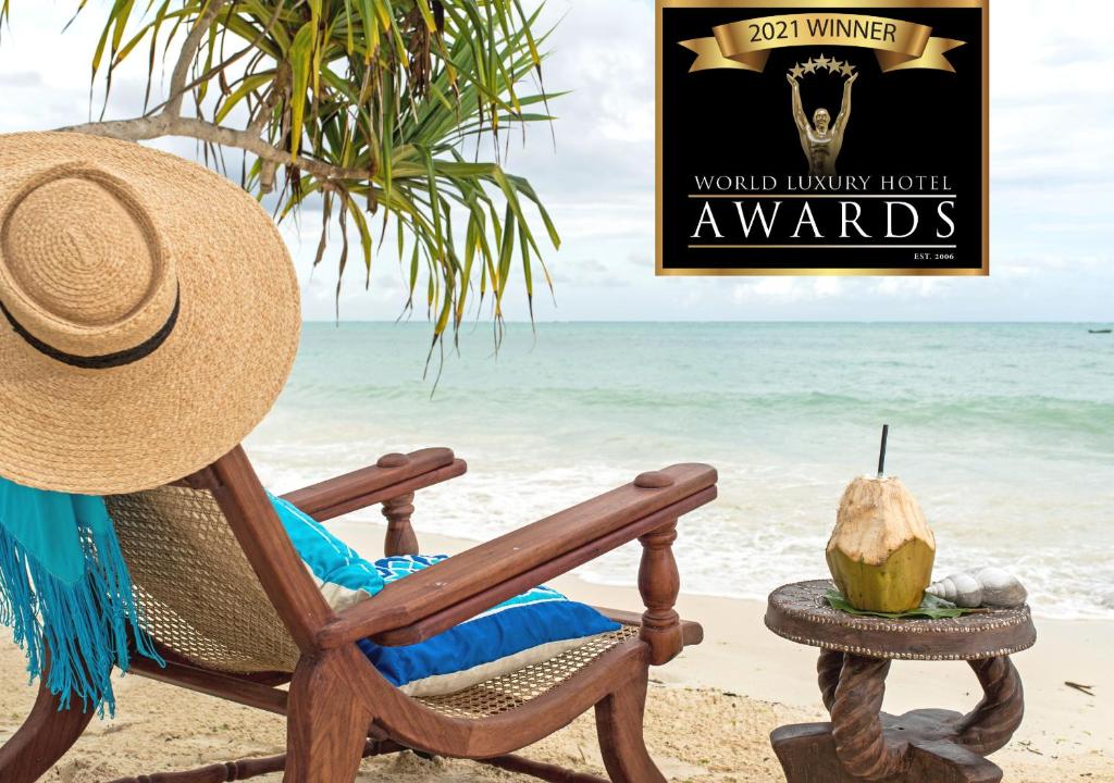 蓬圭Tikitam Palms Boutique Hotel的坐在沙滩椅上的草帽