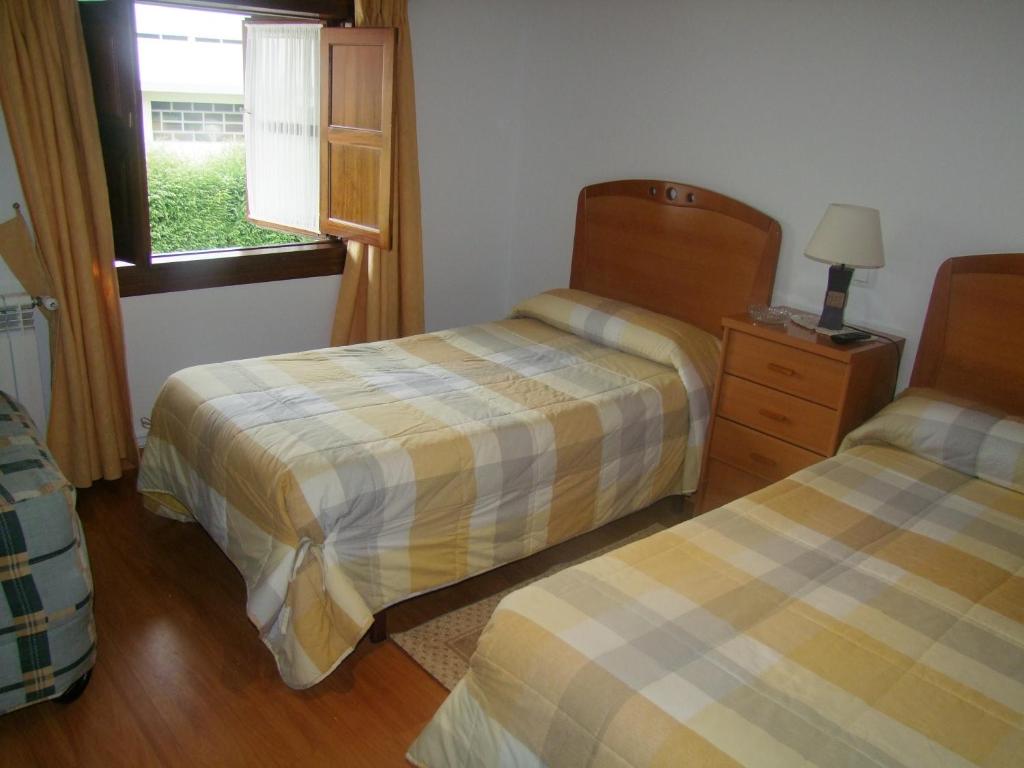 卡韦松·德·拉·萨尔加德斯旅馆的酒店客房设有两张床和窗户。