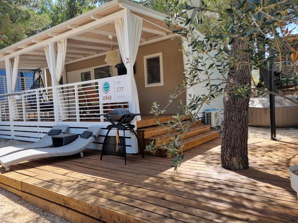 耶泽拉Premium Mobile Home ZEN SPOT 277的一座带木甲板的房屋