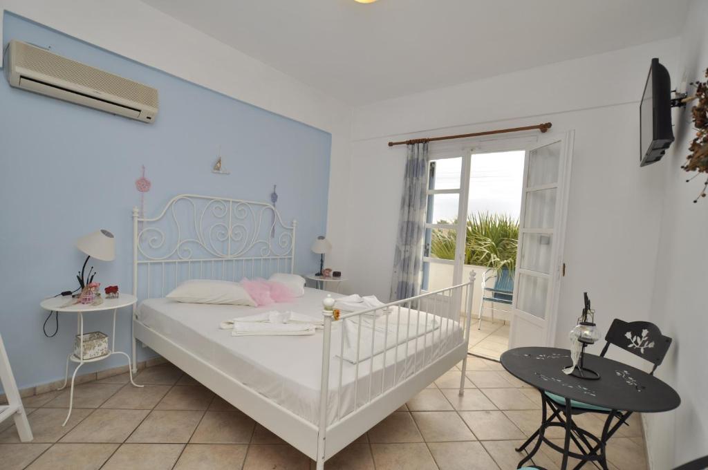 梅加斯·亚洛斯-奈特斯马诺斯公寓酒店的一间卧室设有一张床和一个阳台