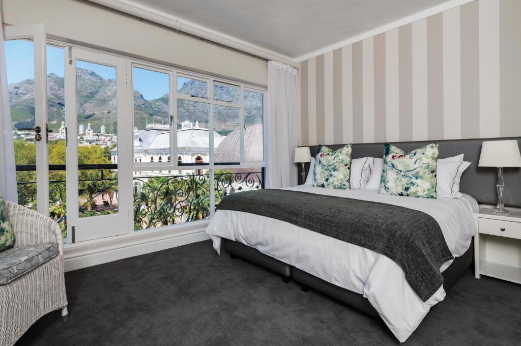 开普敦开普敦豪鲁精品酒店的一间卧室设有一张床和一个大窗户
