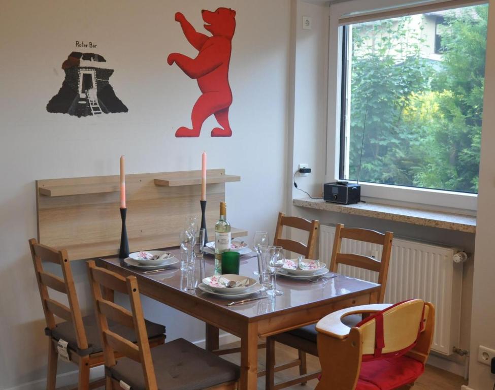 圣安德里斯伯格Roter Beer的一间带桌椅和窗户的用餐室