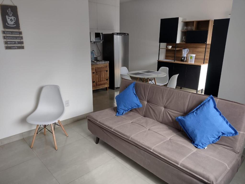 博尼图Casa Premium em Bonito - Linda e Confortável的客厅配有带2个蓝色枕头的沙发