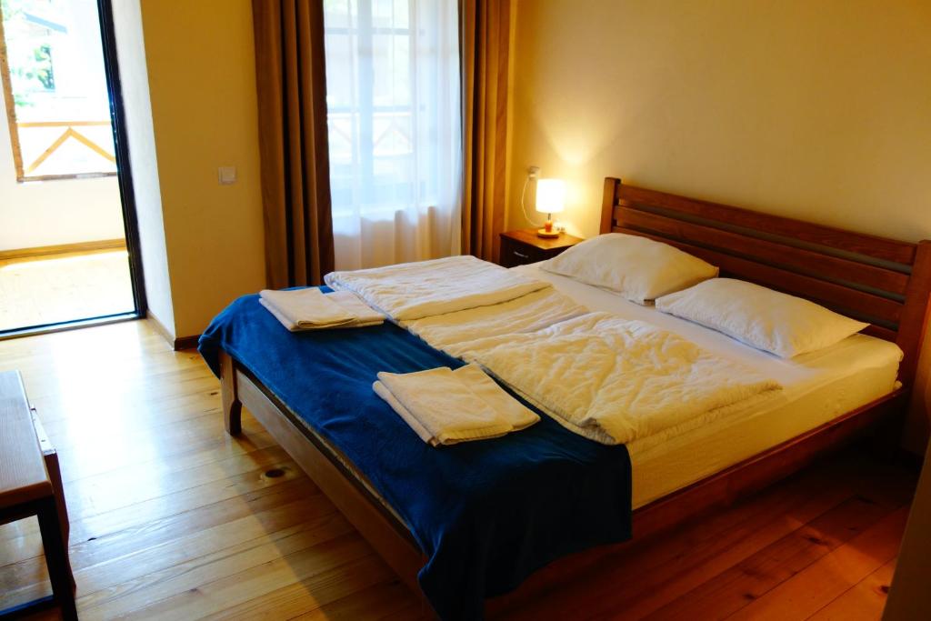 梅斯蒂亚山景旅馆的一间卧室配有一张床,上面有两条毛巾
