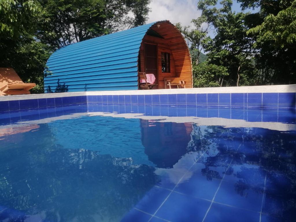 圣玛尔塔tayrona breeze的一座蓝色的小建筑,靠近游泳池