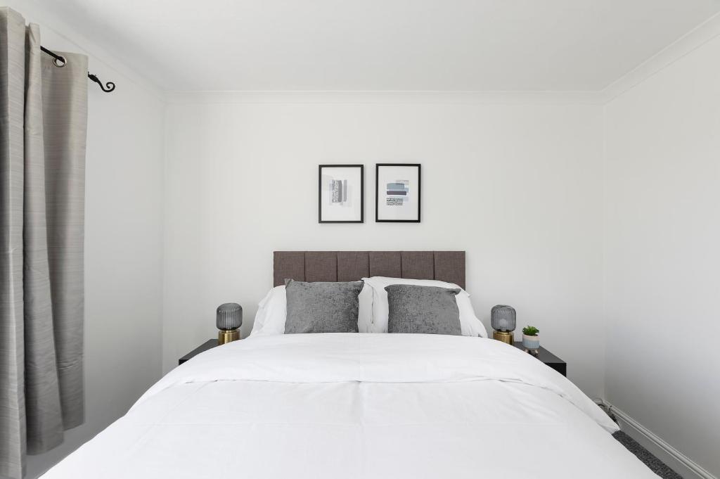 斯蒂夫尼奇Parkside House的卧室配有一张带两个枕头的大白色床