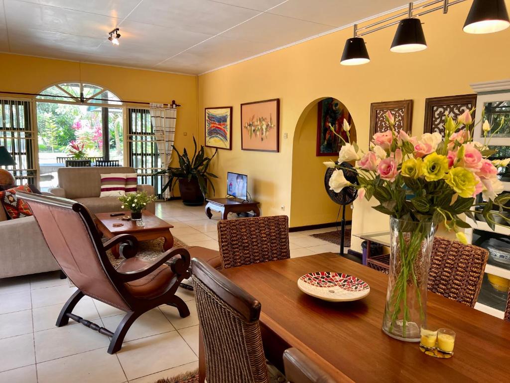 MeerzorgAkka的客厅配有带鲜花的木桌